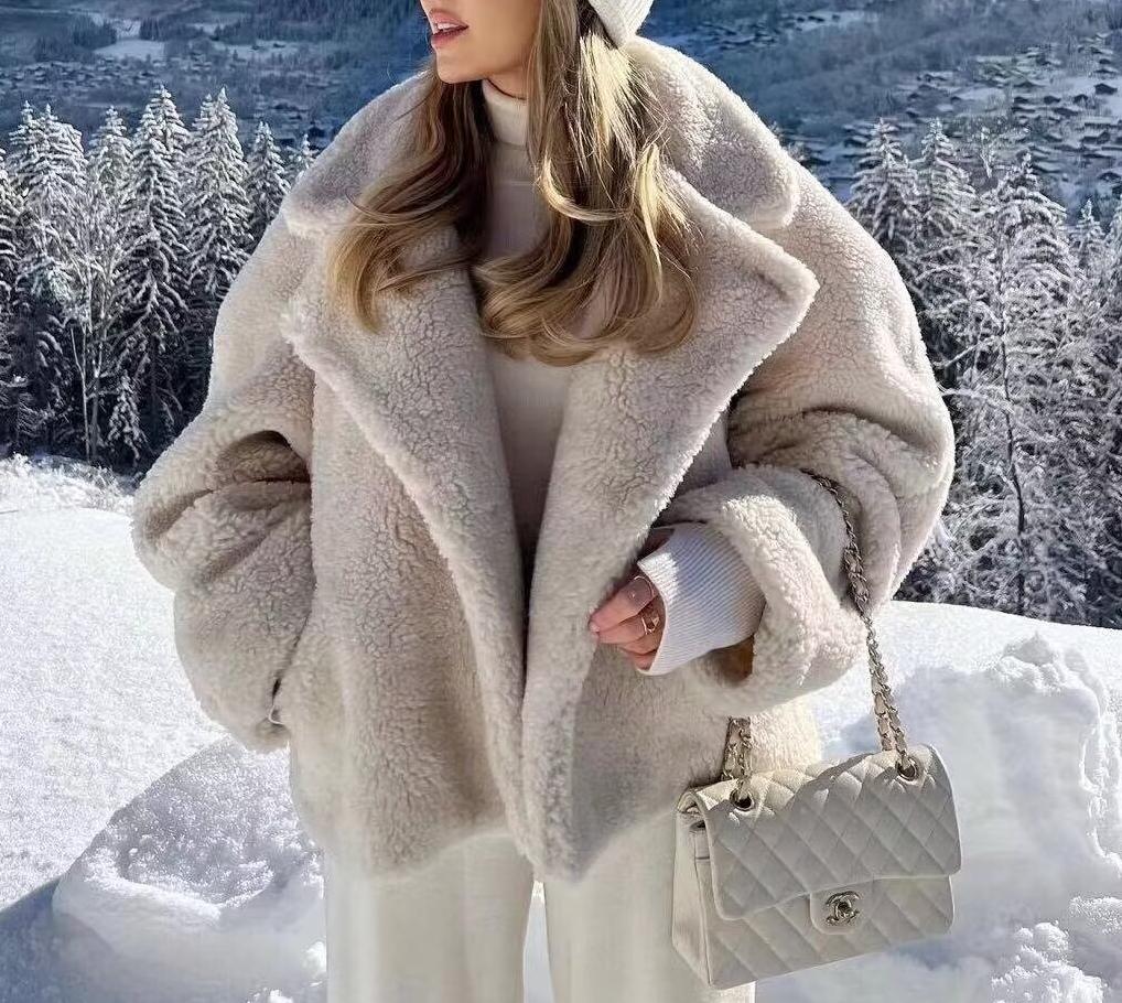 Elegant langry polo collar furry coat in beige quilted design with silver hardware