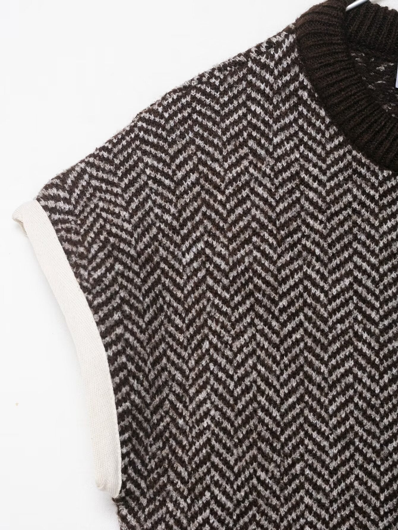 Elegant langry fashion knitted herringbone vest top in black and white