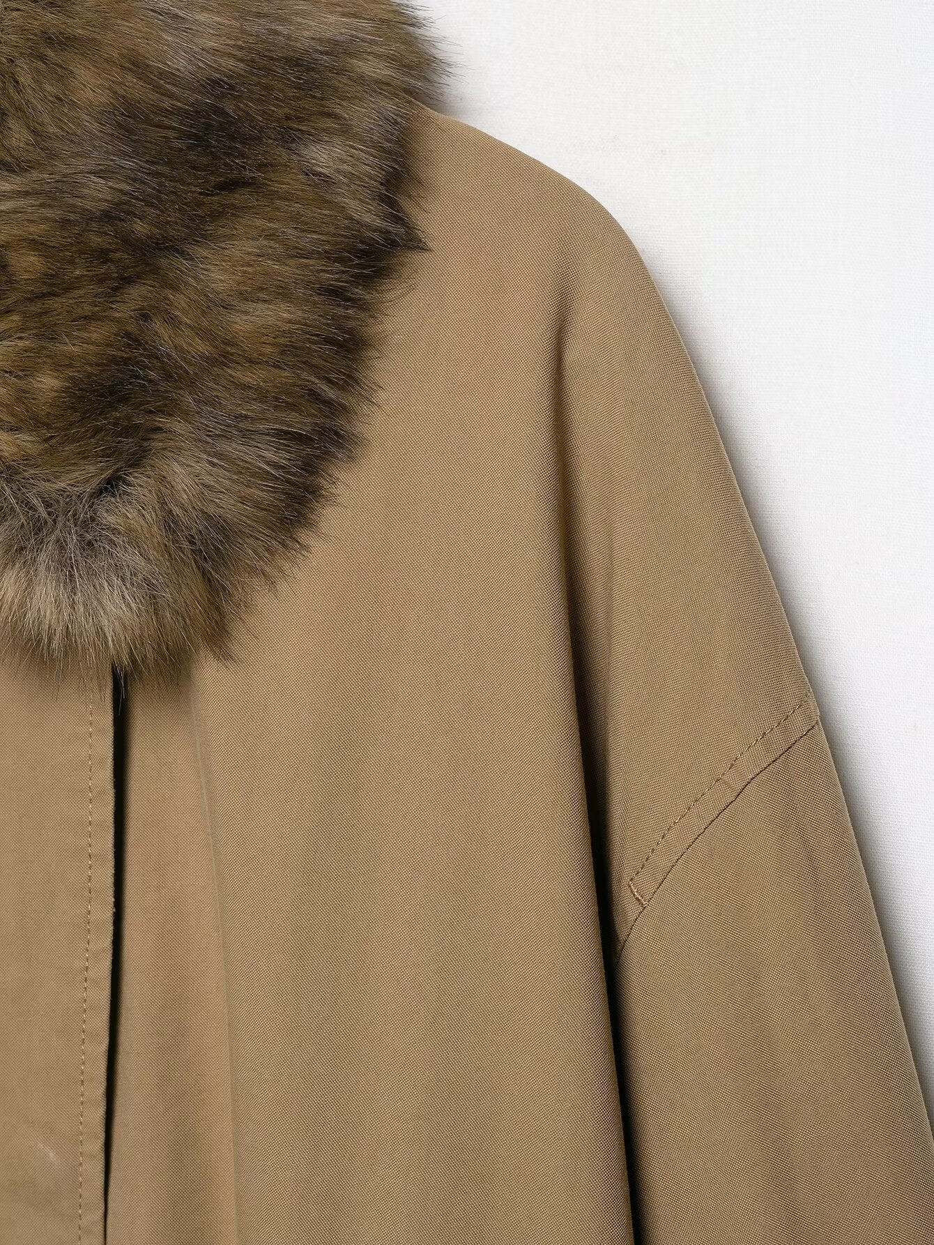 Elegant Langry fur collar bomber jacket in camel-colored fur-trimmed fashion coat with hood and zipper
