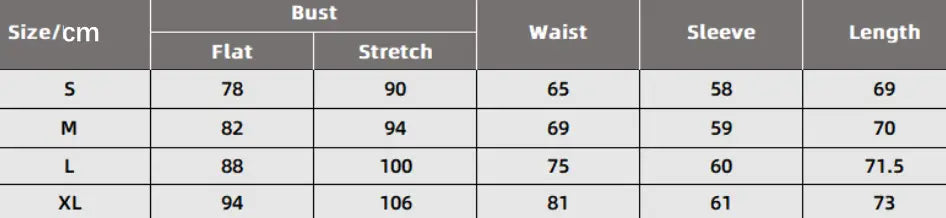 قميص بولو مخطط باللونين الأسود والأبيض مع ياقة وأساور