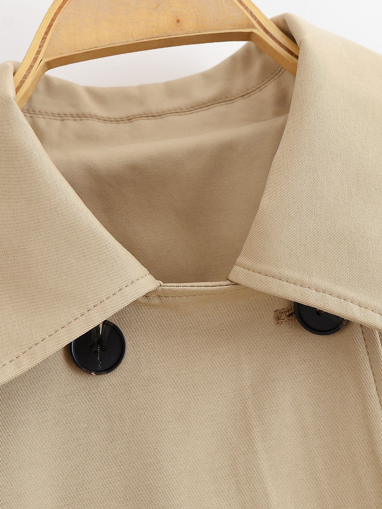 Enchanting Langry short khaki trench coat in beige with black buttons