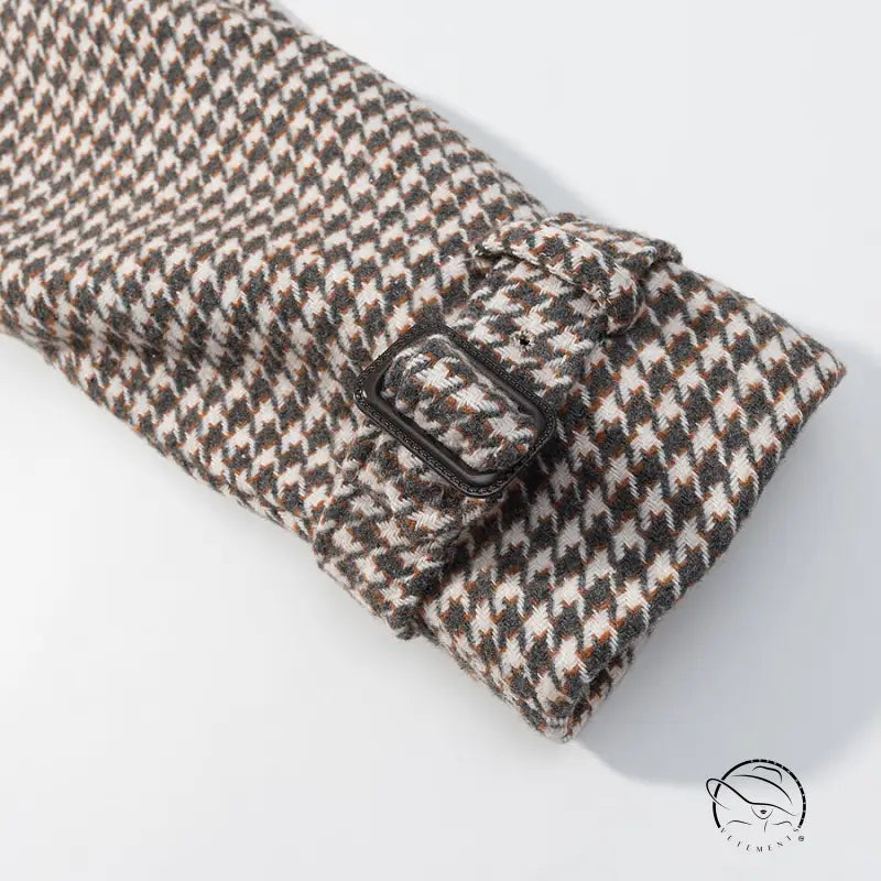 Winter retro plaid woolen mittens in houndstooth with black buttons