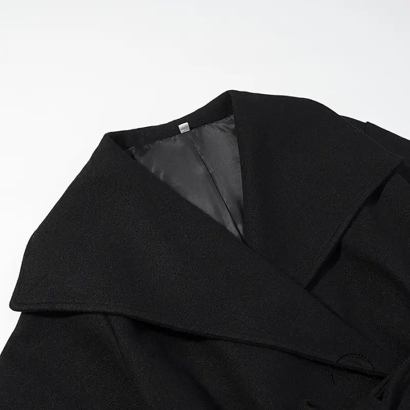 Elegant woolen coat: black wool with wide collar and satin lining