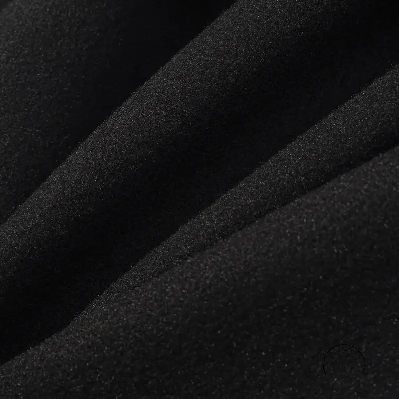 Elegant woolen coat with black textured plush cushion