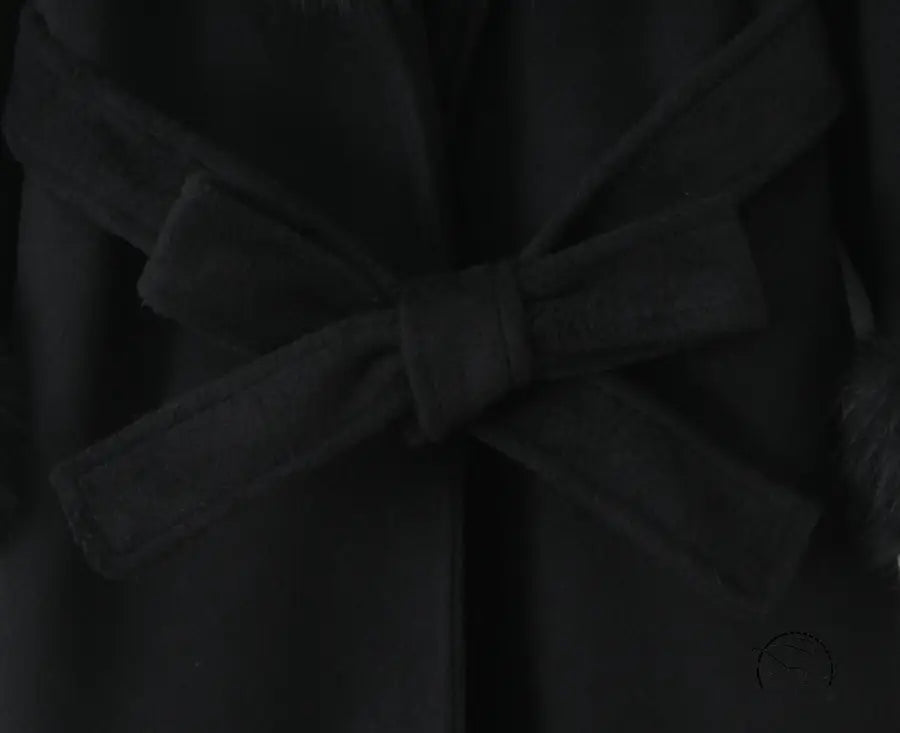Elegant white silk bow tie with black knot for langry fashion coats