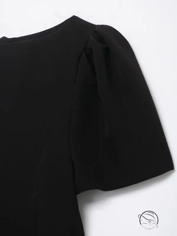 Enchanting short pleated pocket dress in black with puffed sleeves