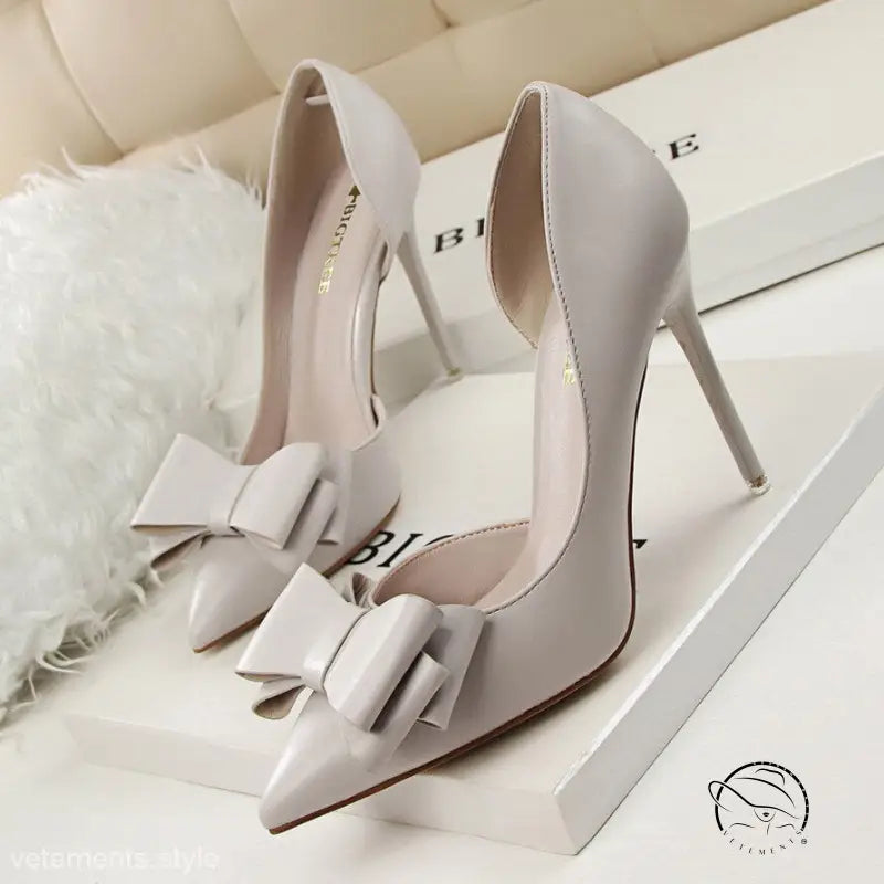 Elegant beige high-heeled pumps with bows, perfect blend of fashion elegance