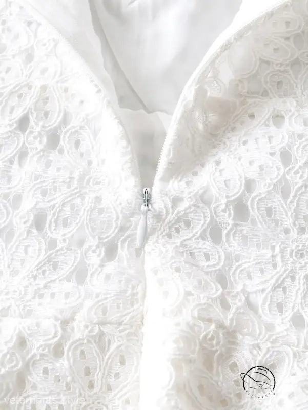 Elegant short lace dress in white with zipper