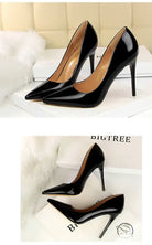 Shiny black stiletto heels in fashionable langry metal high heels