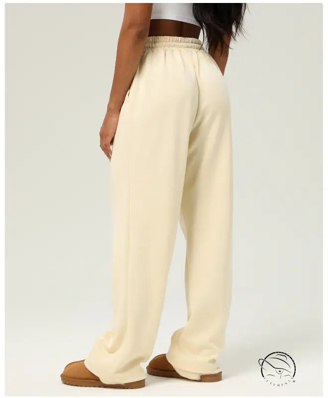 Cream-colored wide-leg casual fitness yoga pants with brown slippers