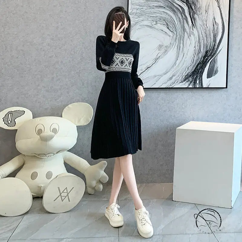 Classic knitted dress in black with geometric pattern