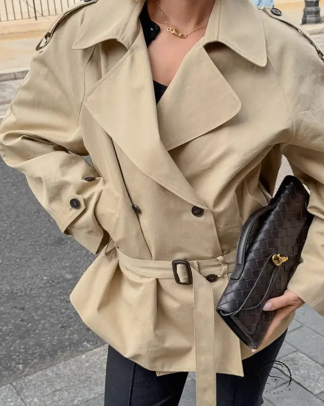 Beige double-breasted trench coat with belt, British long sleeve fashion