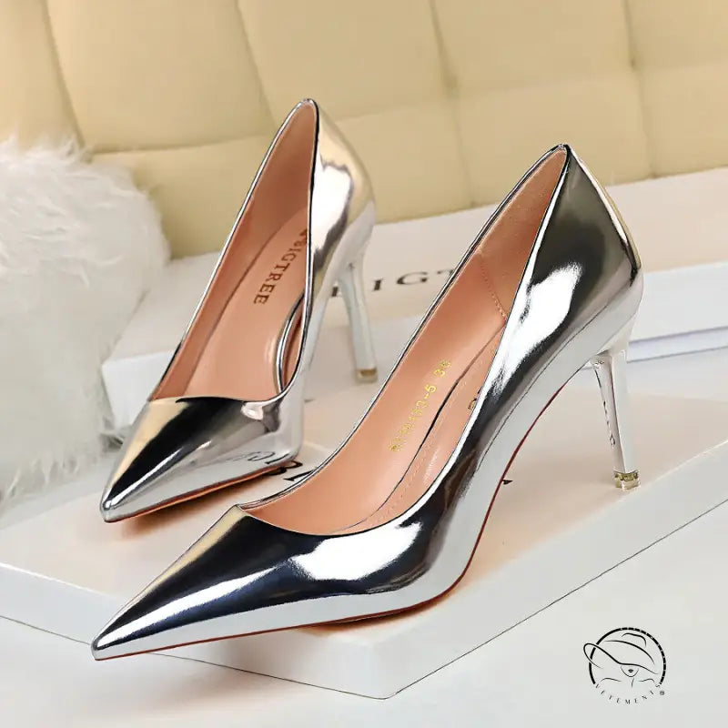 Elegant silver pointed-toe stiletto heels in fashionable langry metal design
