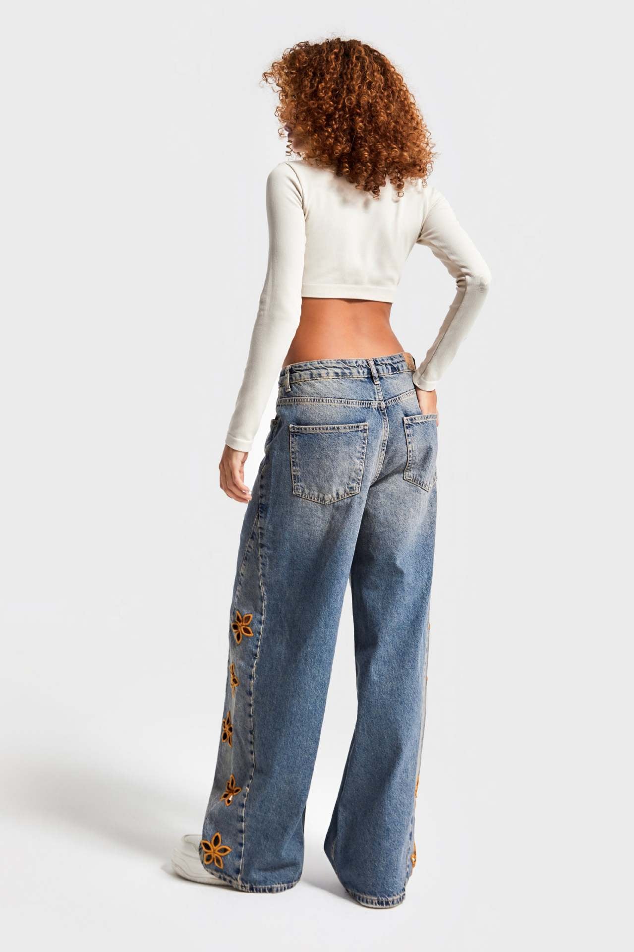 Fashionable high-waist langry wide-leg jeans with floral embroidery in light blue denim