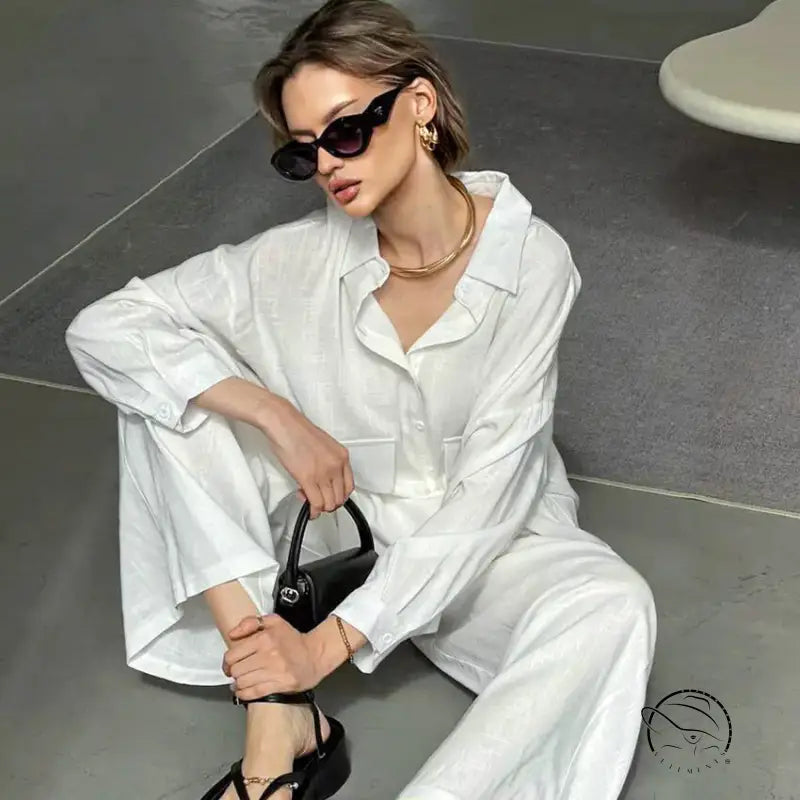 Woman in pure cotton cardigan loose pajamas with cat-eye sunglasses