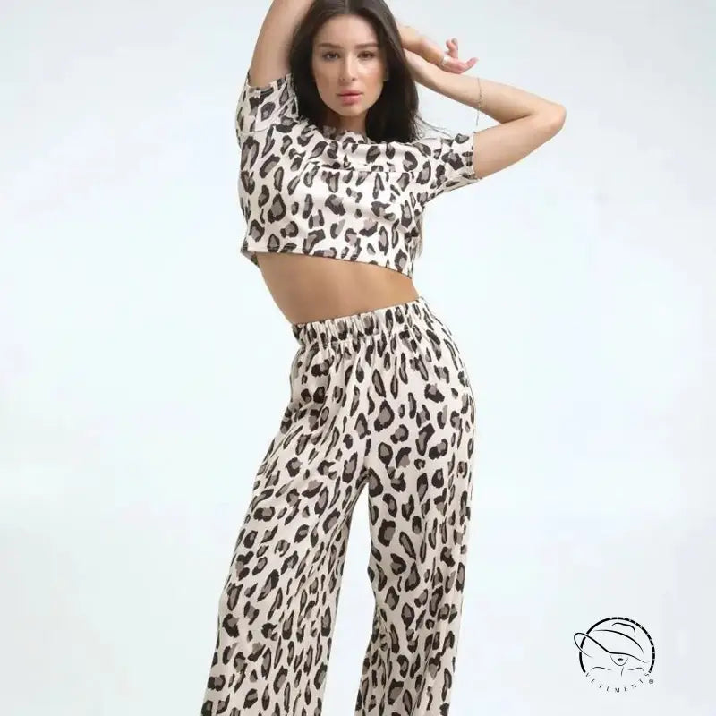 Slim fit leopard print women’s crop top and wide-leg pants set