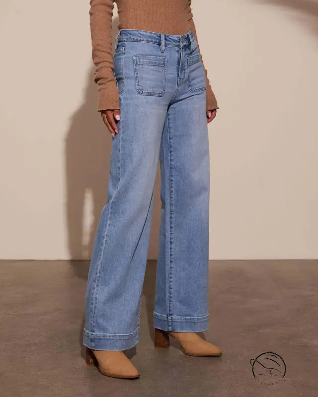Stunning high waist straight jeans with wide-leg denim and front pockets
