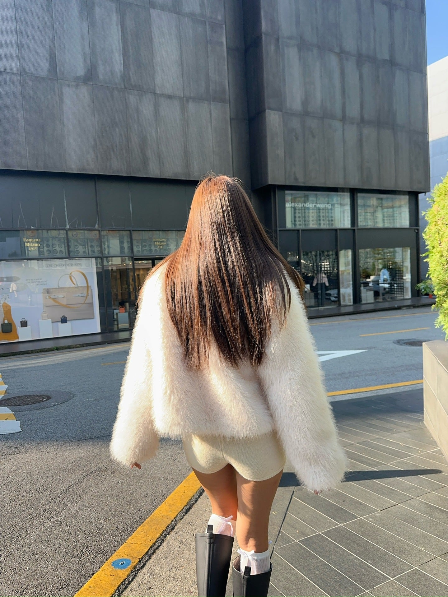 Short loose casual faux fur coat by Langry fashion with cream fur and white trim