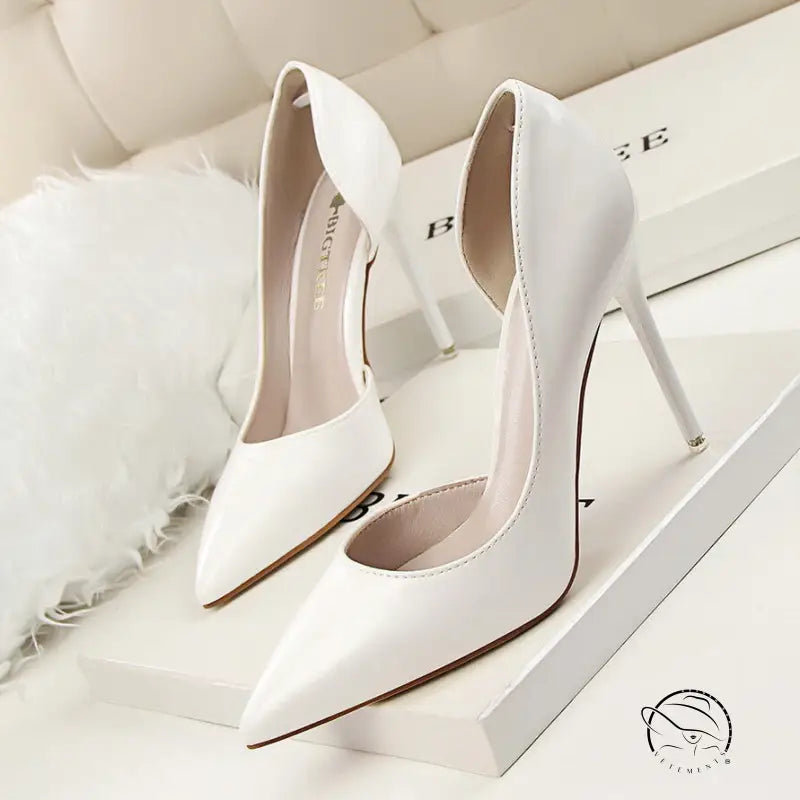 Elegant patent leather low cut high heels with pointed-toe d’Orsay design