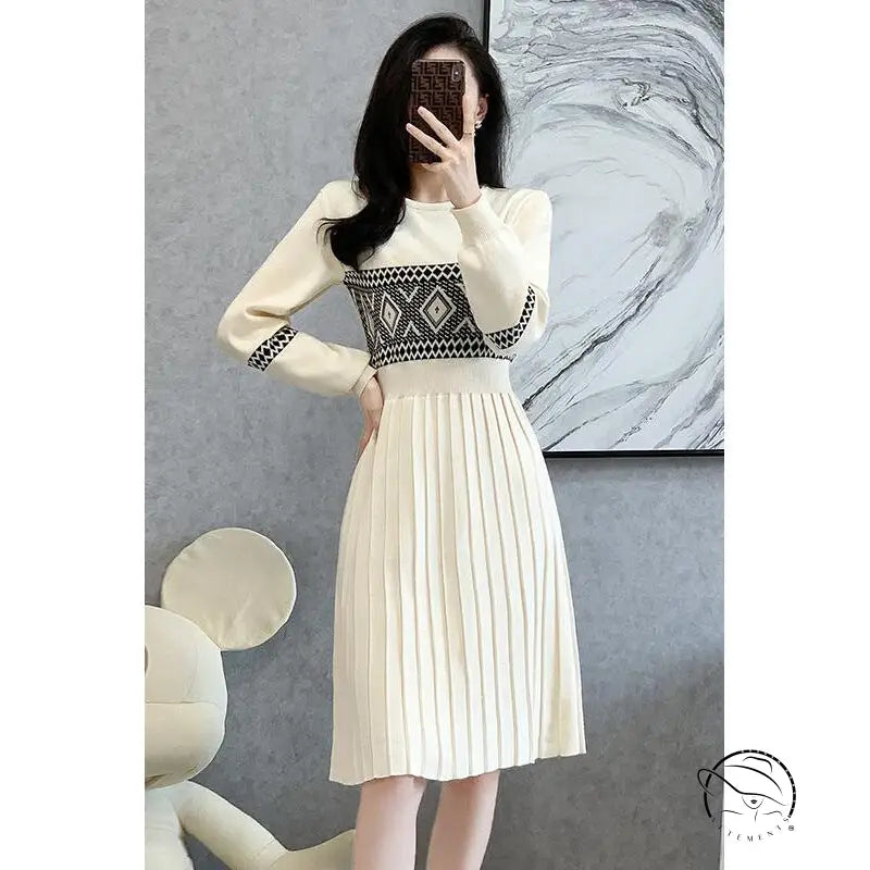 Classic knitted dress in cream with long sleeves and geometric pleats