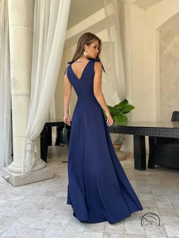 Elegant navy blue lengthened evening dress, sleeveless maxi style
