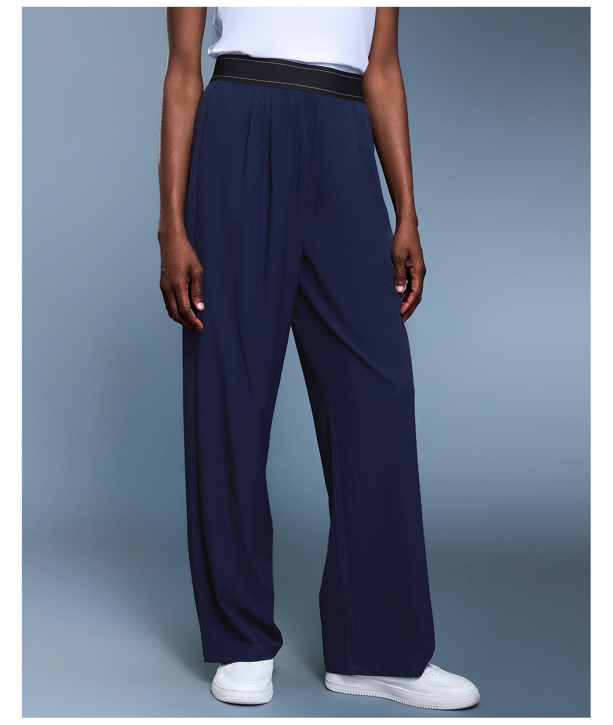 Navy blue langry fashion high-waisted straight sports trousers with black belt and white sneakers