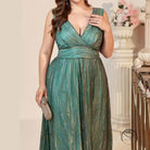 Beautiful suspender maxi dress in plus-size green marbled fabric with V-neck and waist tie