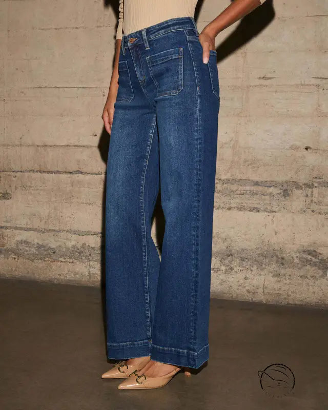 Stunning high waist straight jeans with wide-leg denim
