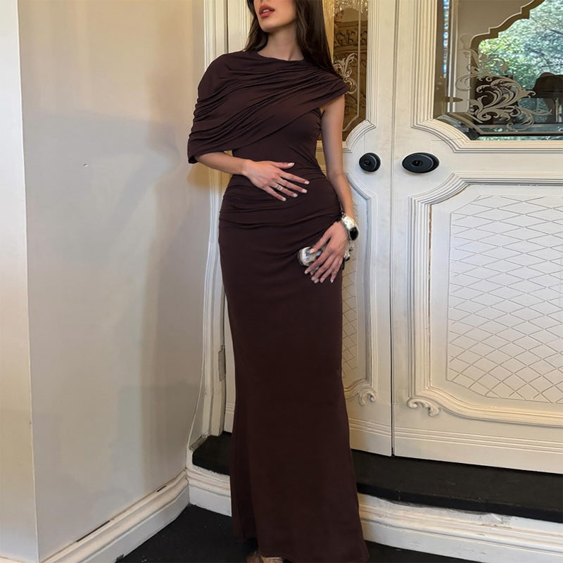 Enchanting design skinny sheath pleated dress in brown with side slit and black heels