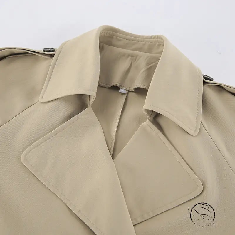 Beige double-breasted trench coat with flap pockets, British fashion style