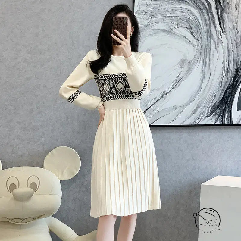 Cream-colored long-sleeved pleated classic knitted dress
