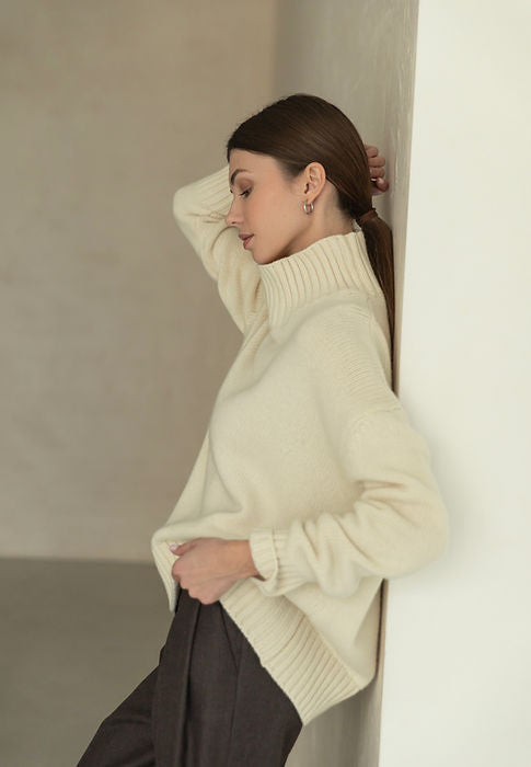 Cream-colored oversized turtleneck sweater in Langry fashion knitwear