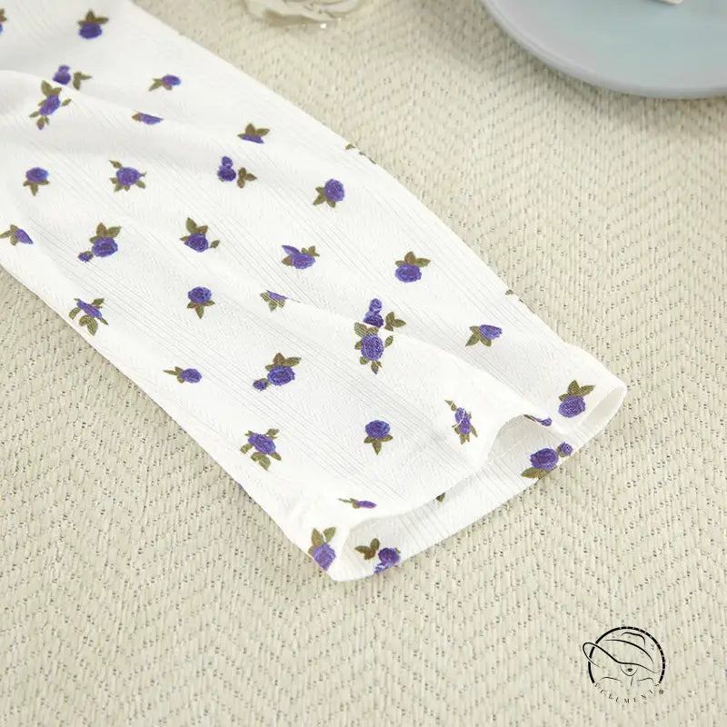 White knitted jacquard printed pajamas with purple floral pattern