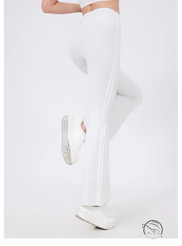 White high waist yoga pants with vertical stripes and peach hip raise design