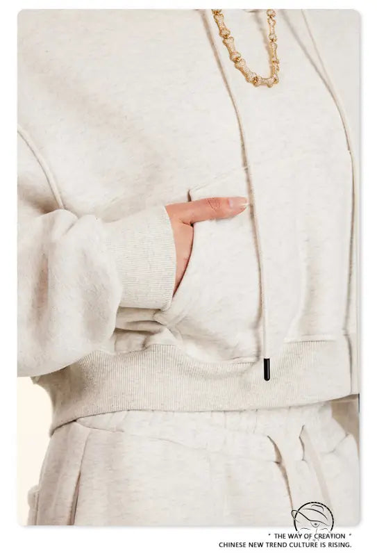 Winter retro hooded pullover: cream-colored sweatshirt with wide sleeves and gold chain necklace in langry fashion