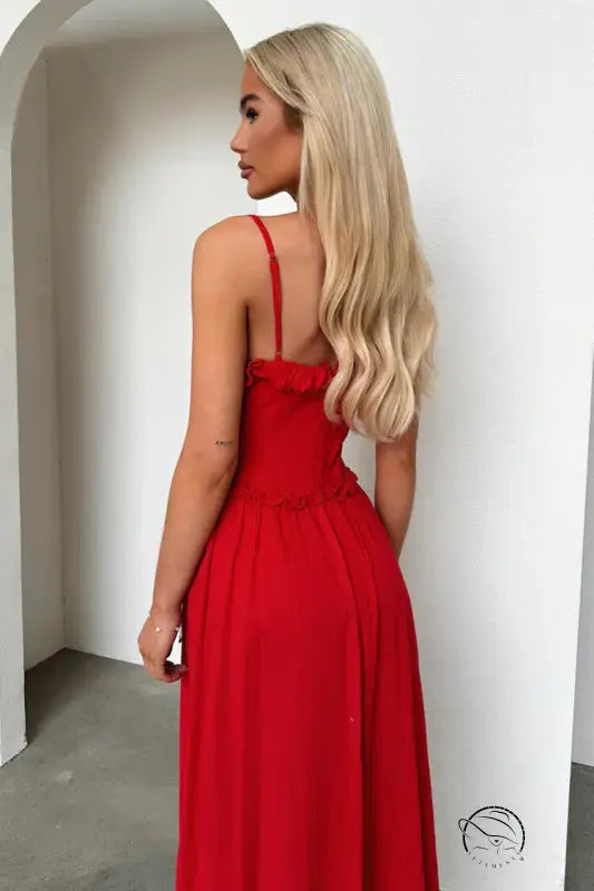 Elegant loose dress in red maxi with spaghetti straps and flowing skirt