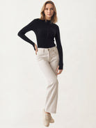 Langry fashion beige high-waisted jeans with sneakers