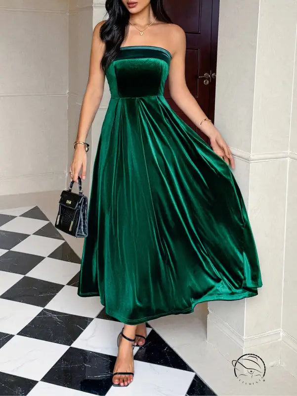 Elegant green velvet langry fashion tube top maxi dress with pleated skirt and black heels