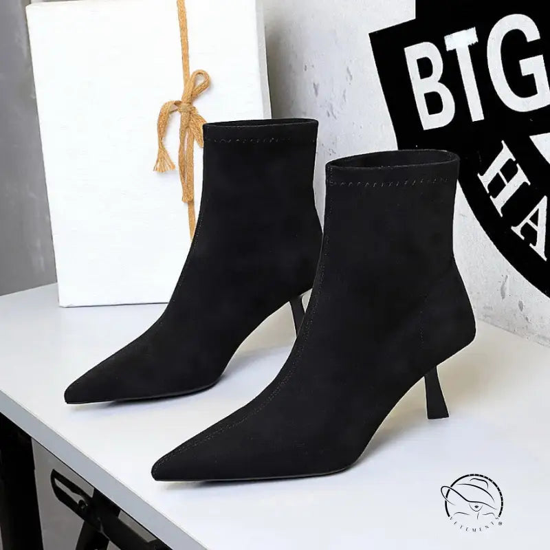 Langry fashion black suede ankle boots with pointed toes and low heels