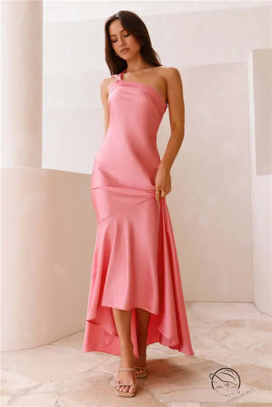 Elegant slim fit fishtail dress in pink satin with asymmetrical hem and spaghetti straps