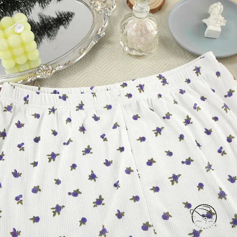 White knitted jacquard printed pajamas with floral pants