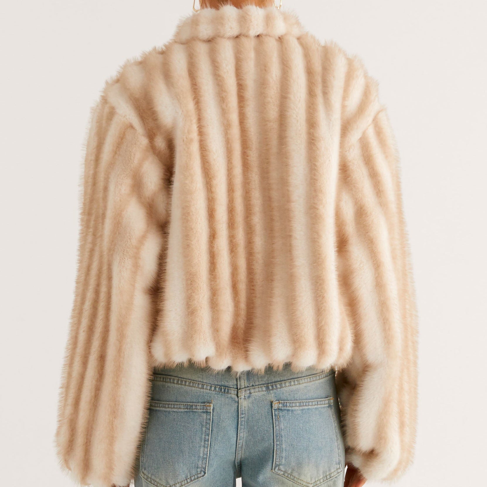 Beige faux fur cropped jacket in Langry fashion with button-down front