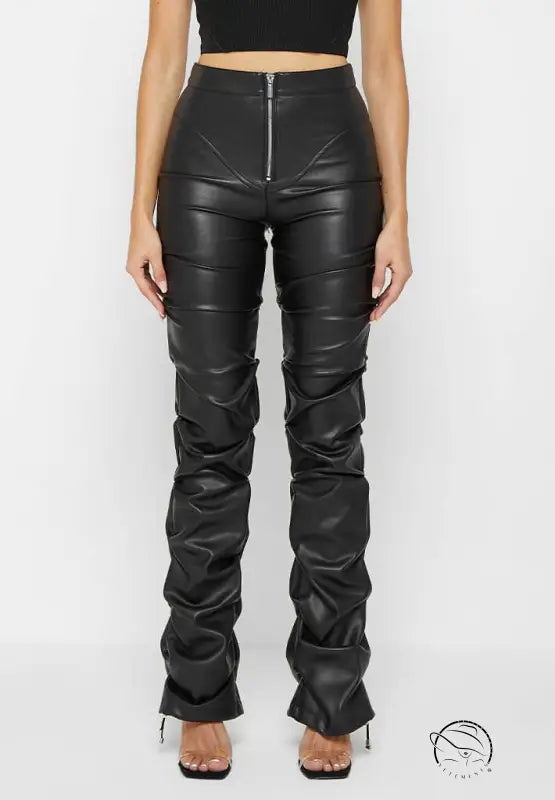 Tight faux leather ruched pants in Four Seasons style