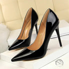Shiny black stiletto heels in fashionable langry metal design