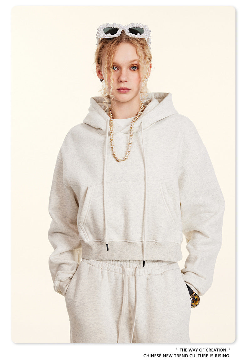 White hooded sweatsuit with sweatpants and layered necklace in Langry fashion ملابس