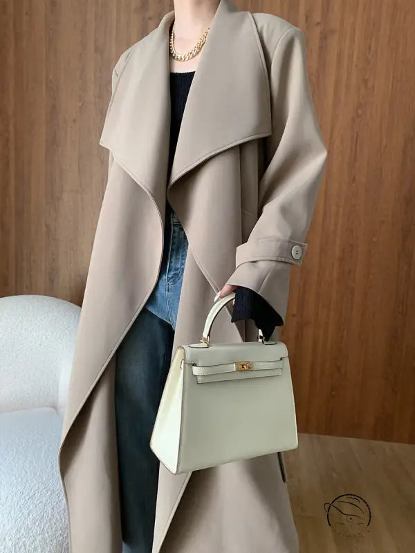 Beige leather handbag in cozy langry fashion coat