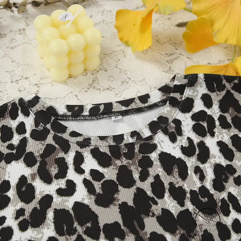 Slim fit leopard print ribbed knit crop top for women