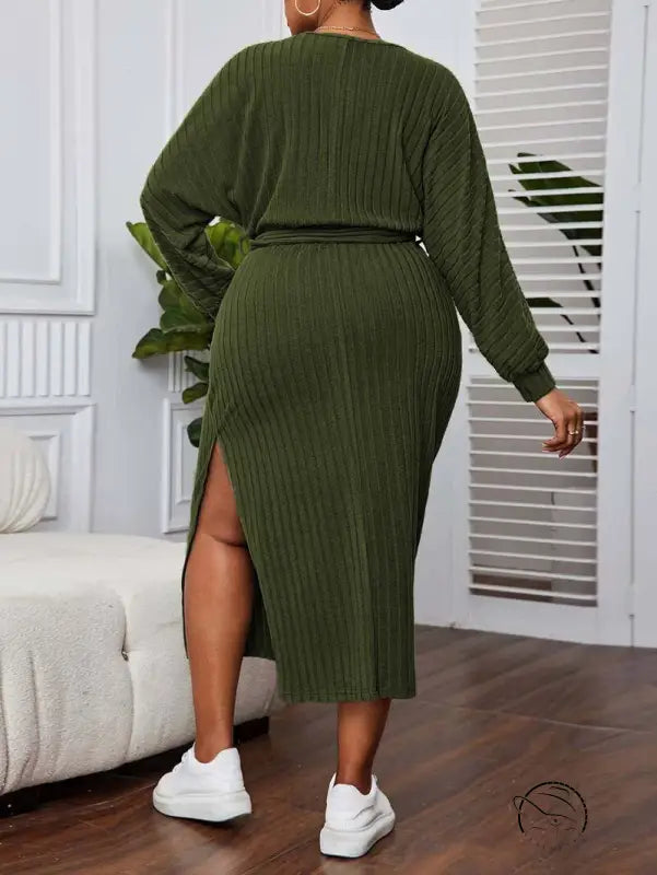 Elegant A-line olive green midi dress with ribbed knit, long sleeves and side slit