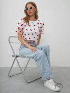 Elegant faux cotton short top with red heart pattern, light-wash jeans, white sneakers