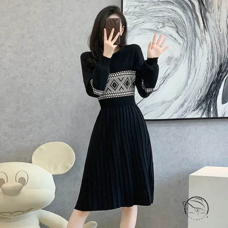 Classic knitted dress in black with geometric pattern